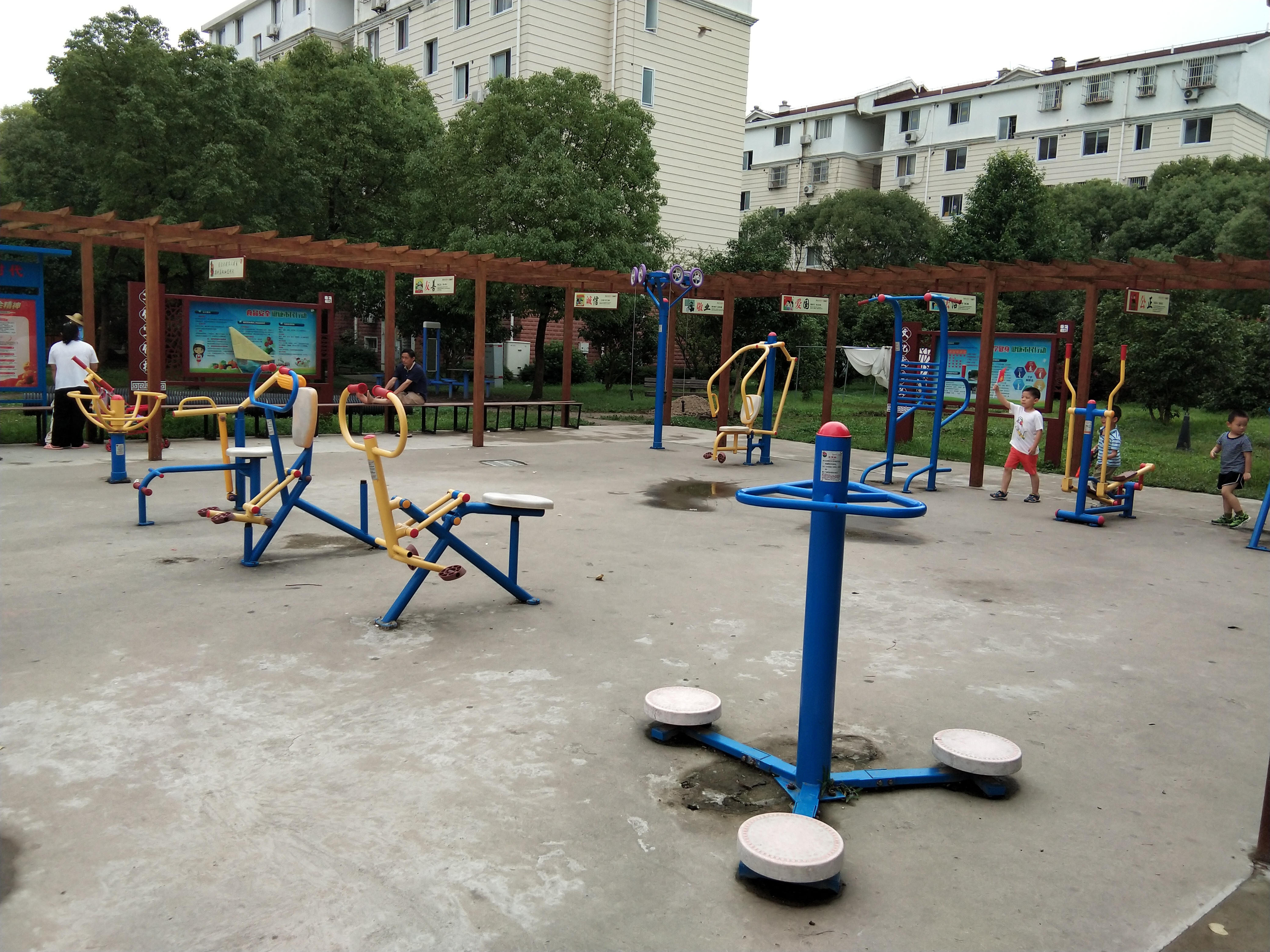 陳灣小區(qū)市民益智健身苑點(diǎn)