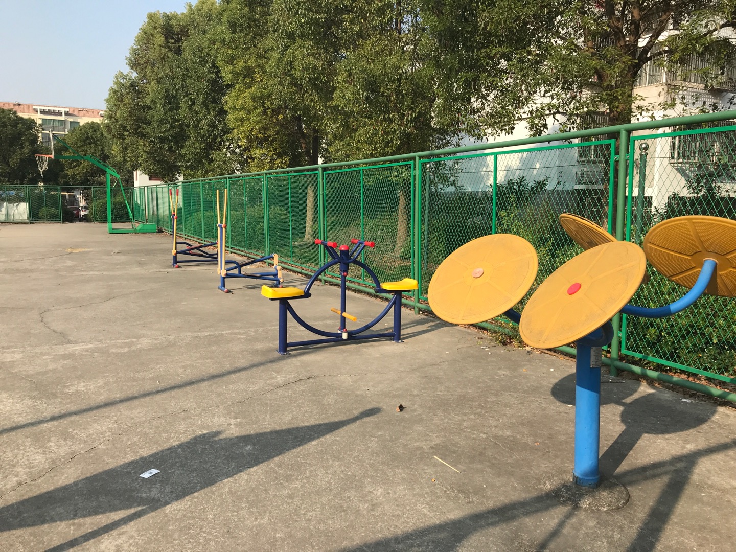 東港二居施灣三路1106弄24號籃球場旁健身路徑