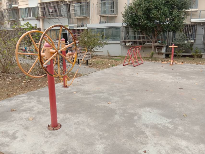 海霞第二居委江繡苑海霞路135弄46號(hào)旁健身路徑