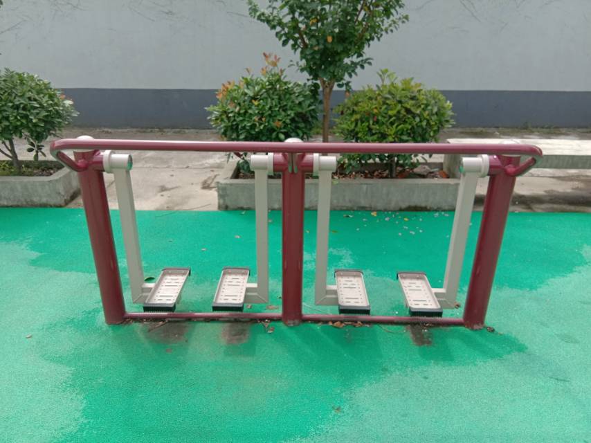 二位太空漫步機(jī)