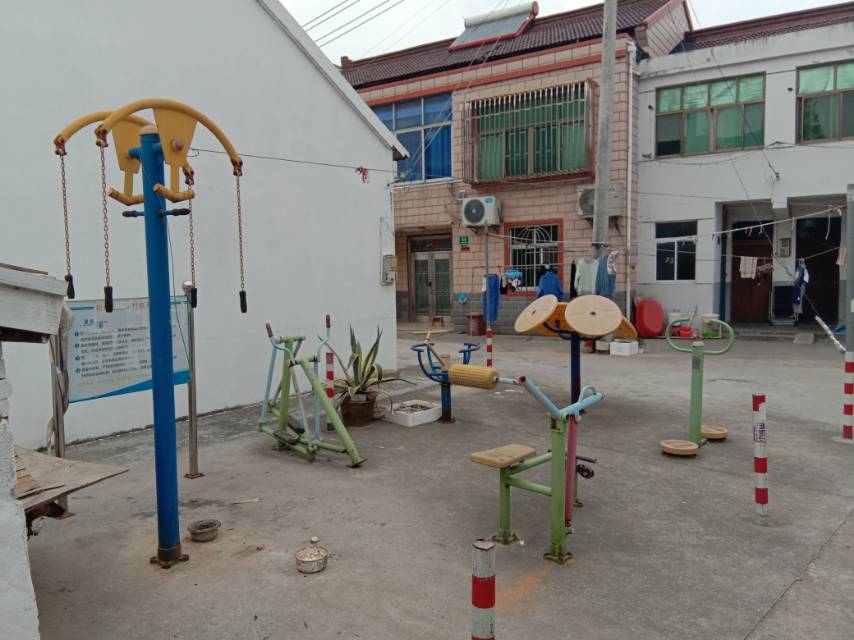 紅旗村周家宅49號(hào)東側(cè)健身路徑