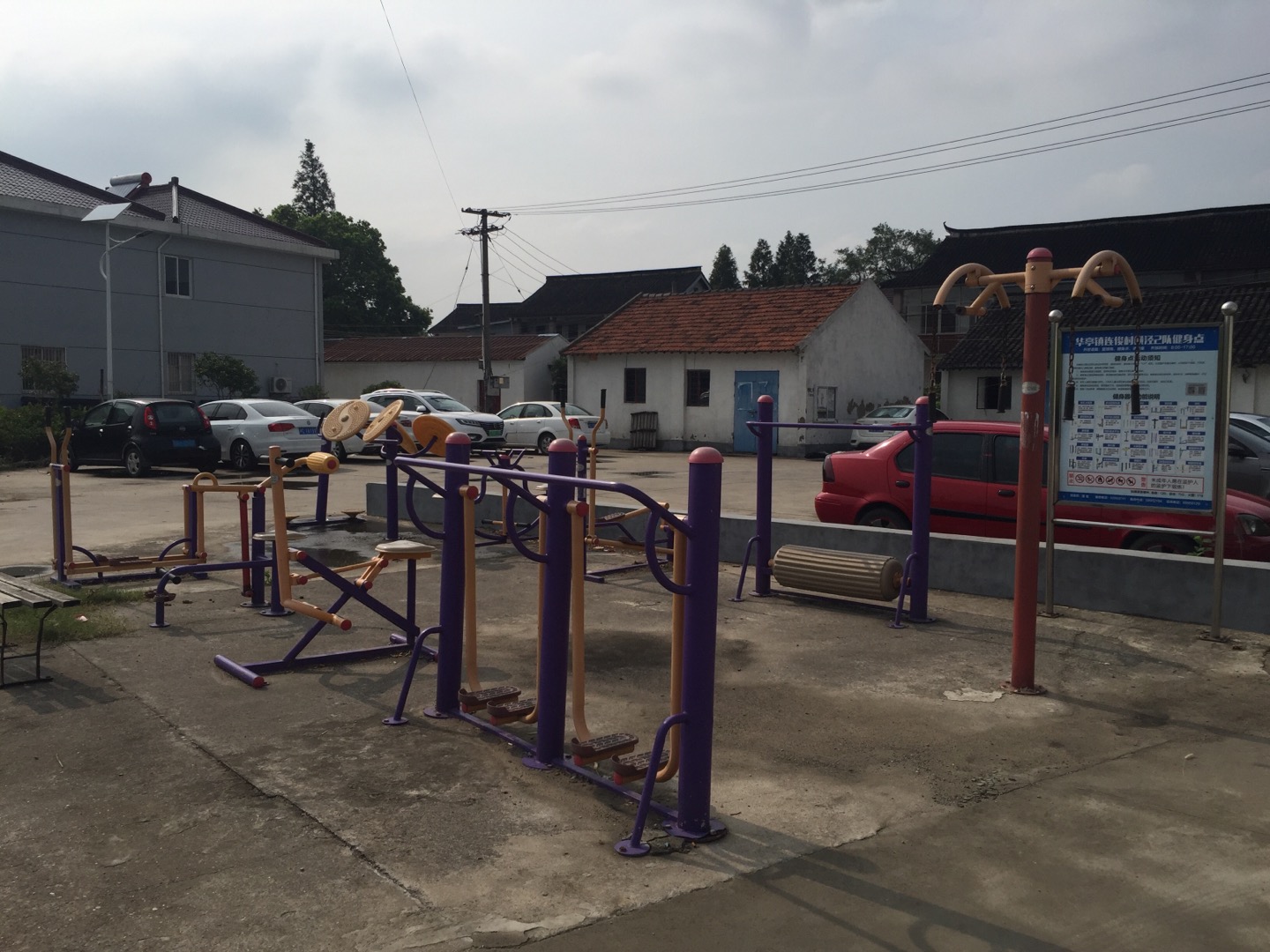 華亭鎮(zhèn)連俊村橫涇2隊健身點