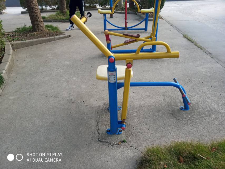 自重腹背鍛煉器