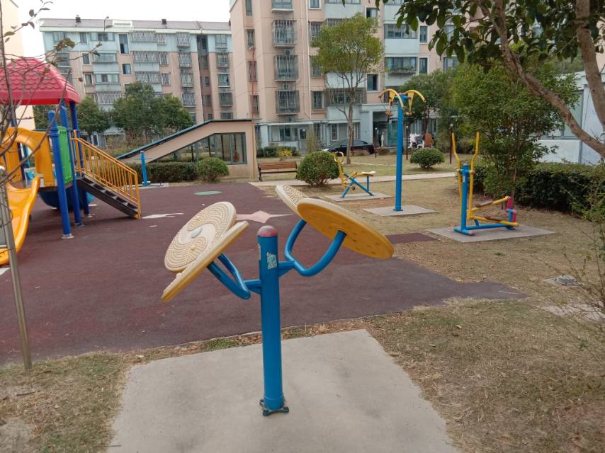 海霞第二居委海霞新苑633弄13號(hào)前健身路徑