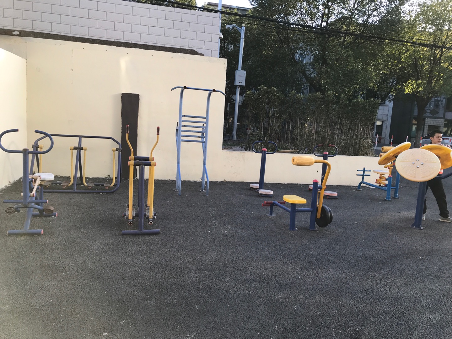 鹽倉居委鹽朝公路71號健身路徑