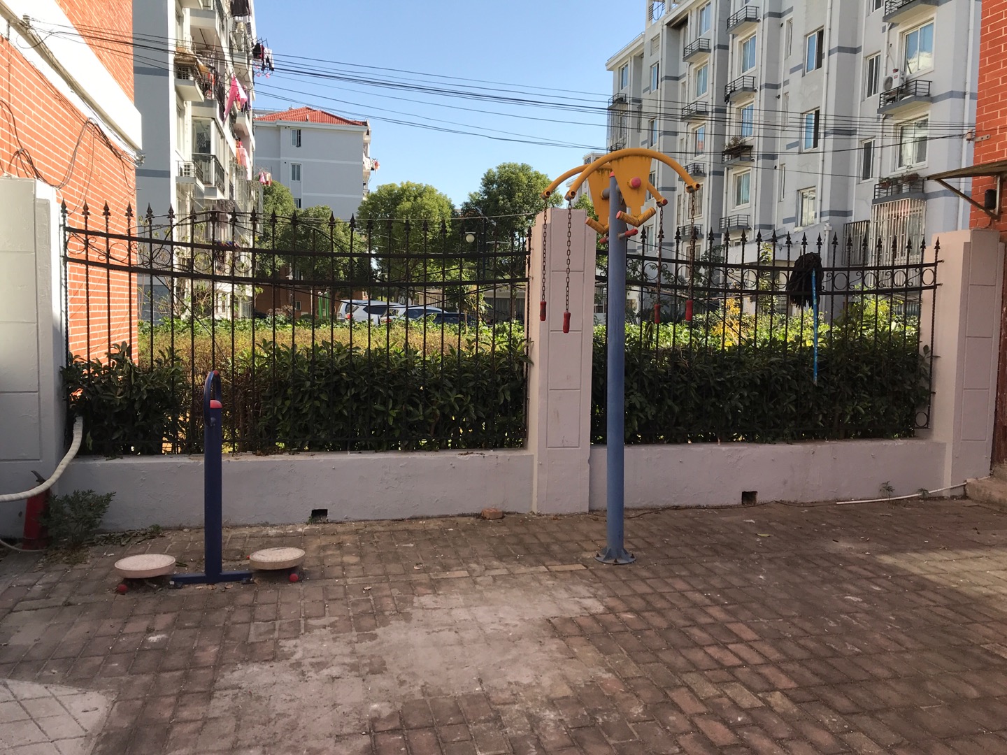 千匯二村532號(hào)南側(cè)健身路徑