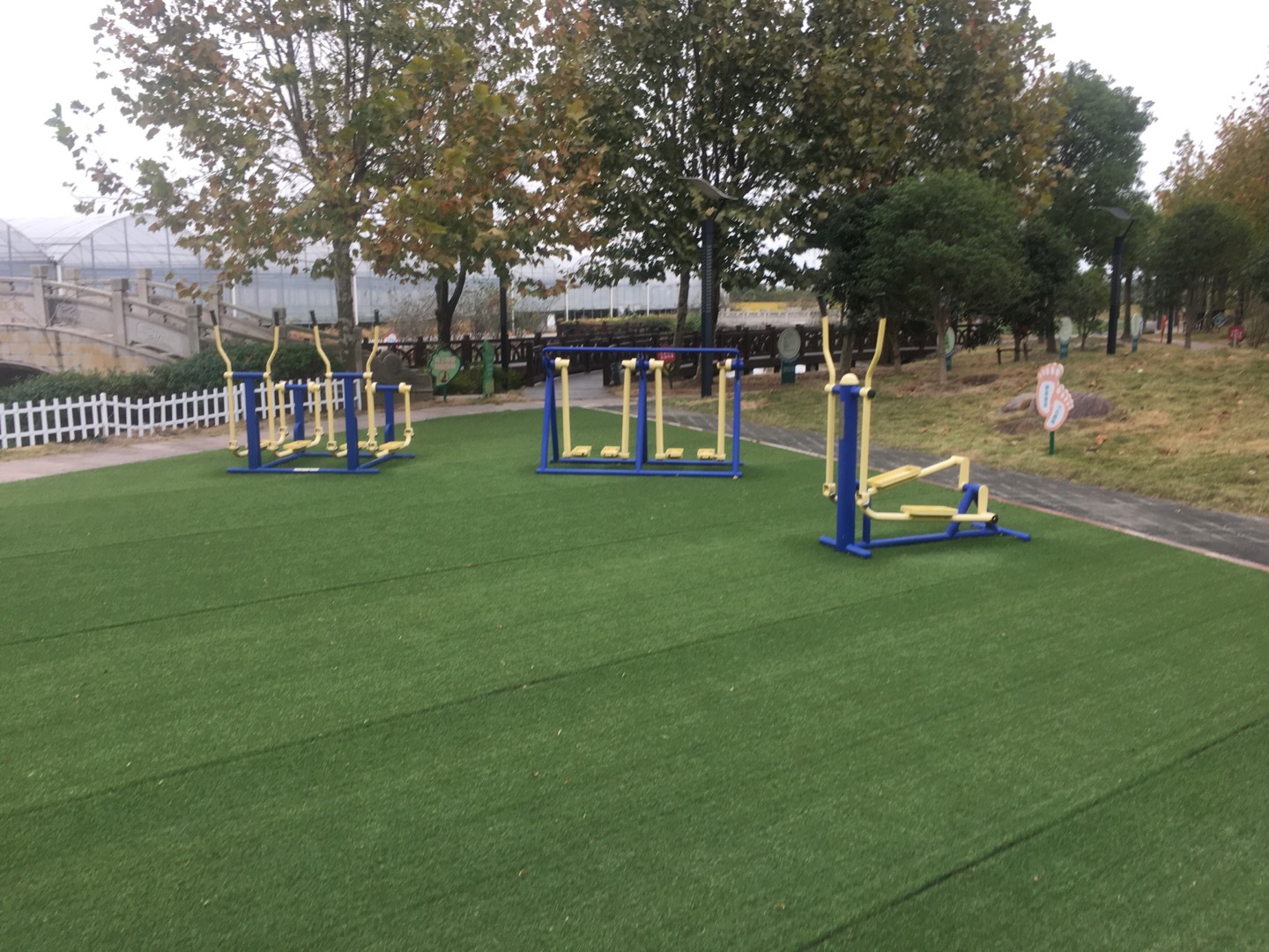 老港鎮(zhèn)欣河村民委員會(huì)鐵橋麗園健身苑點(diǎn)