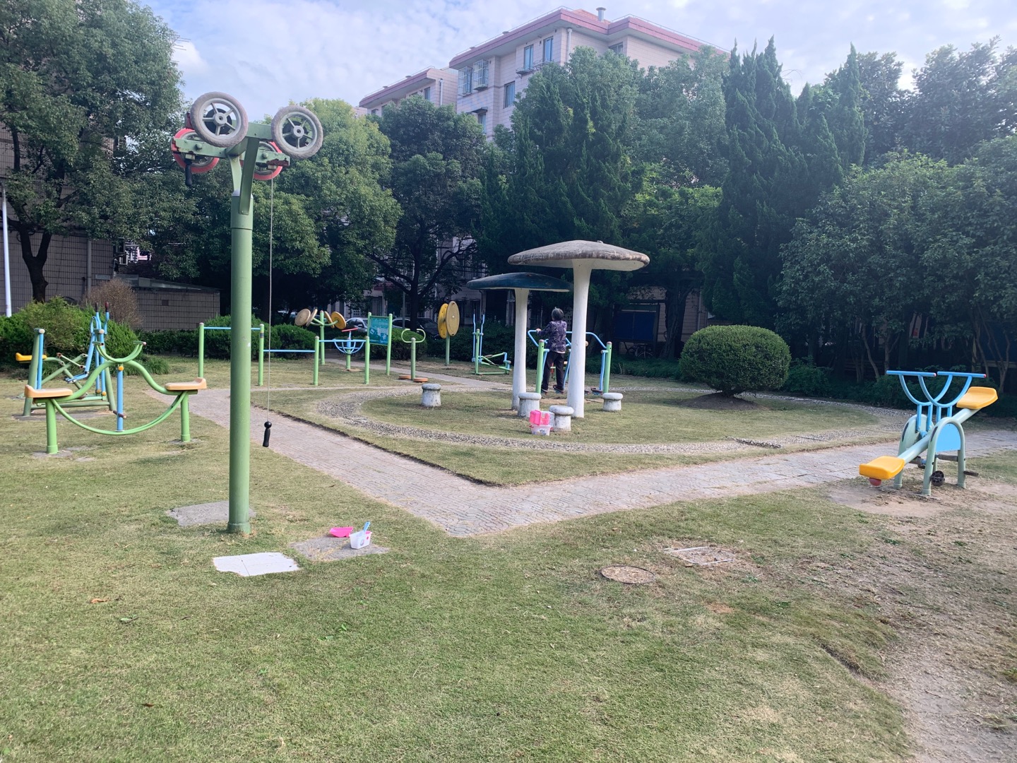 凌八東陸安居苑健身點(diǎn)