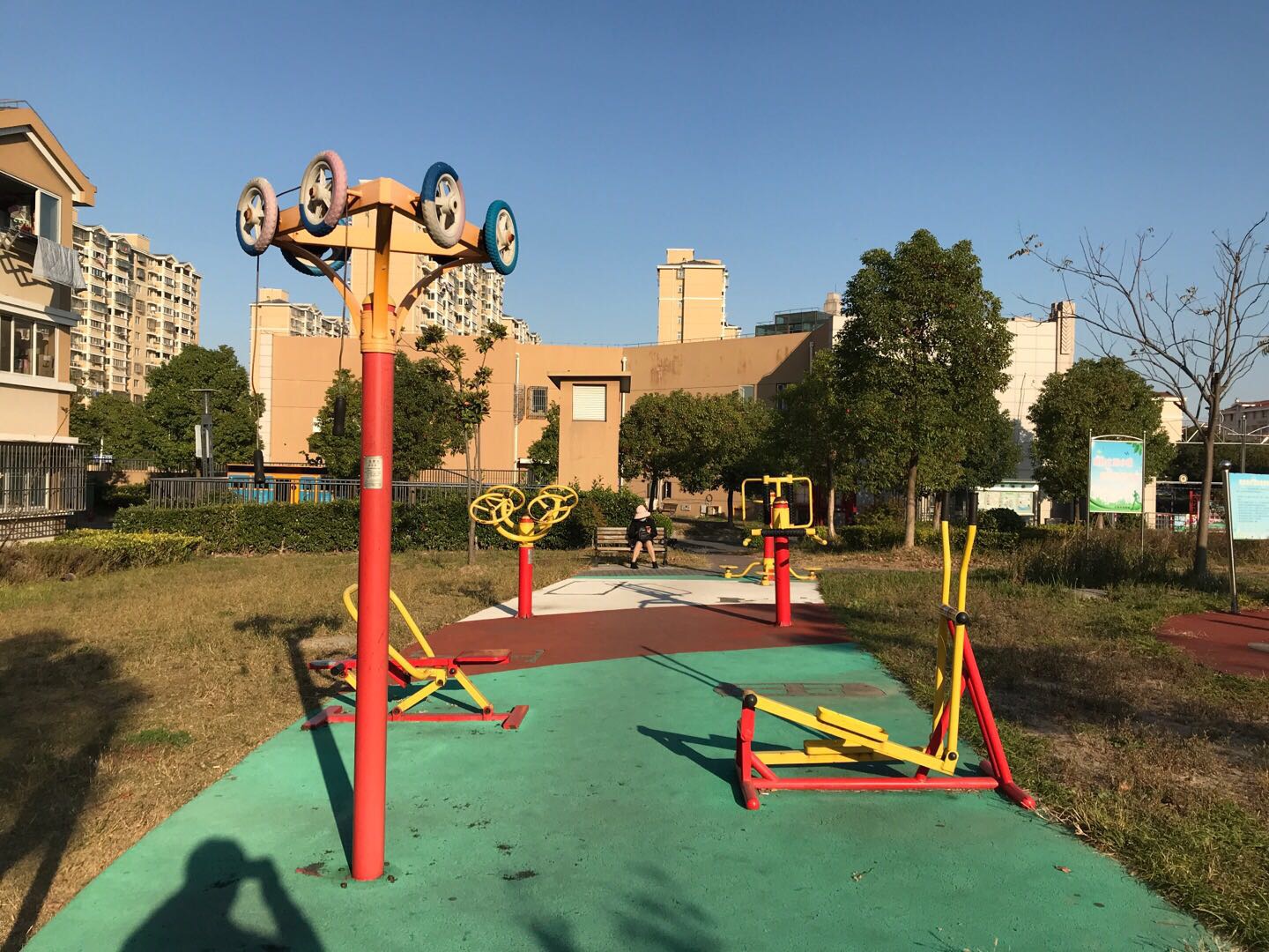 ?？翟纺献Ｂ?08弄1號(hào)樓南健身路徑