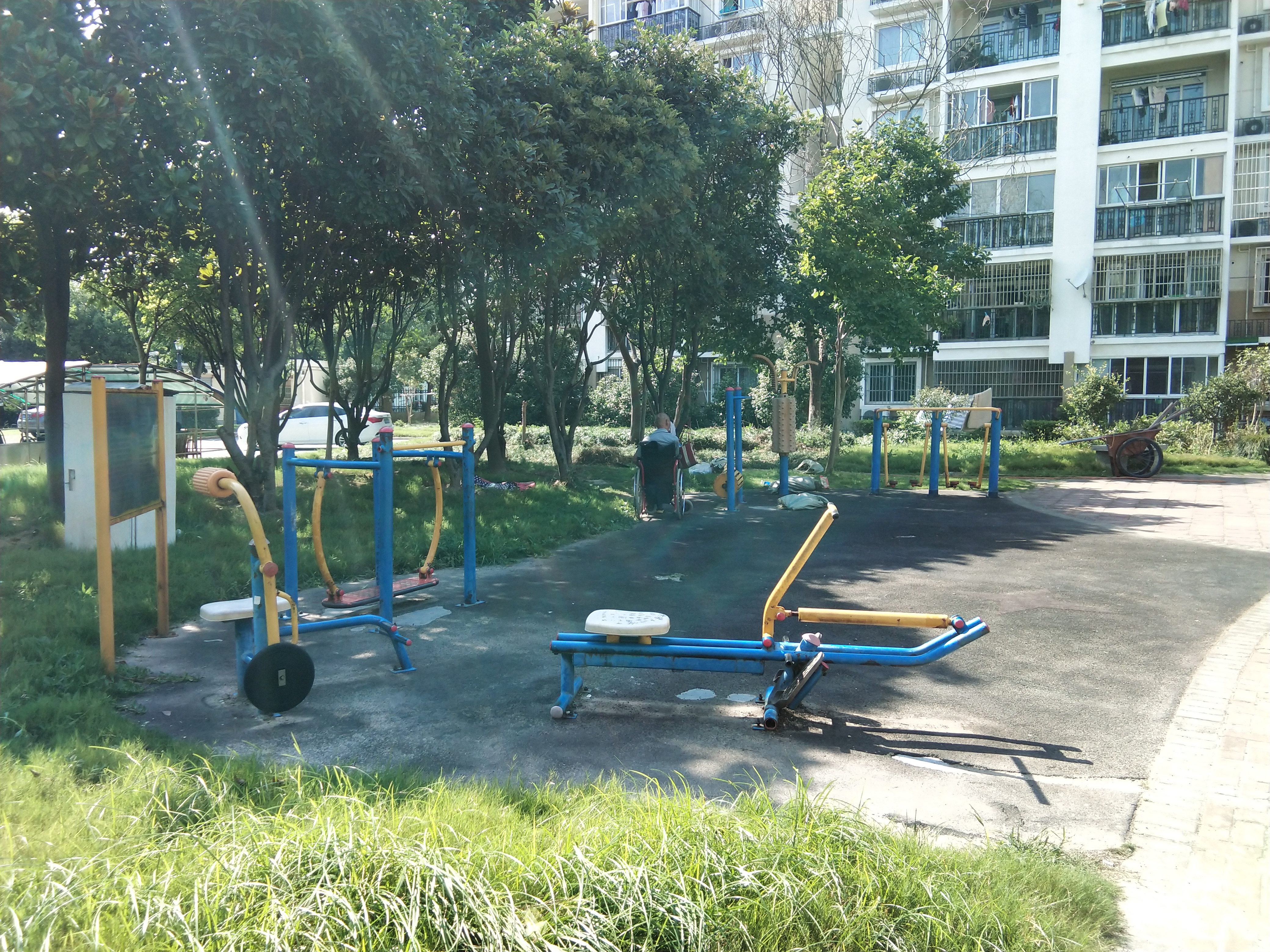 閔浦三居委健身點2