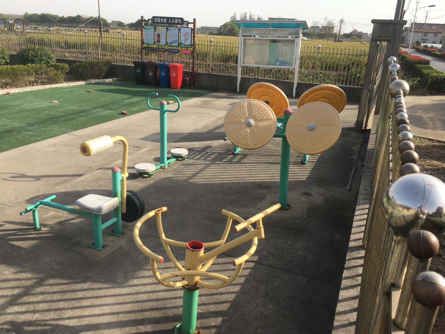 老港鎮(zhèn)東河村民委員會港東4組老年活動室健身苑點(diǎn)