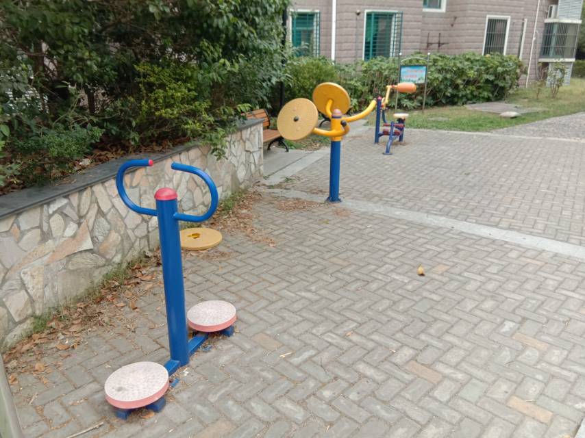 東都居委東亭路471弄37號(hào)西側(cè)健身路徑