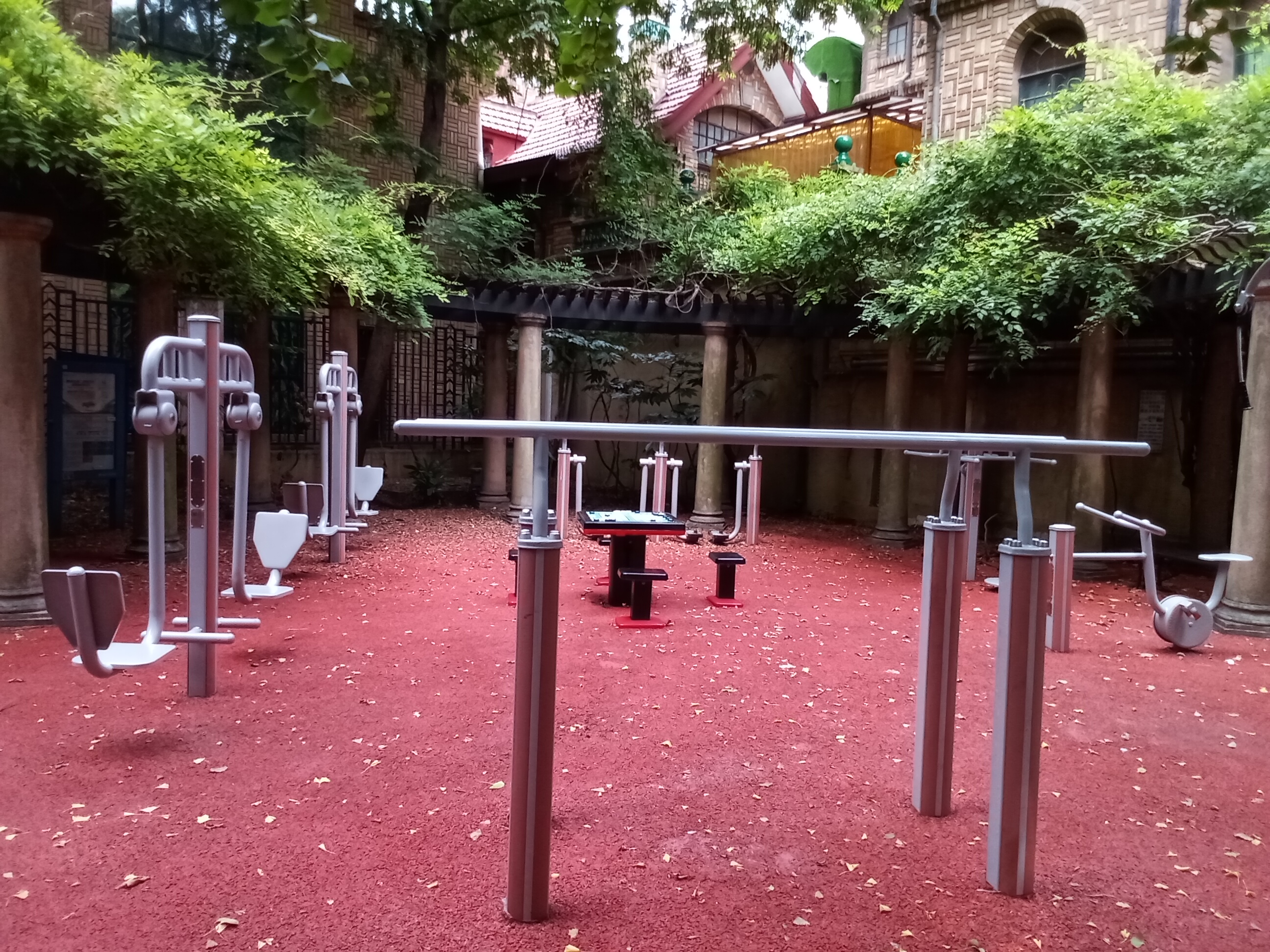 靜安區(qū)南京西路街道延中居委健身點(diǎn)（巨鹿路568弄）