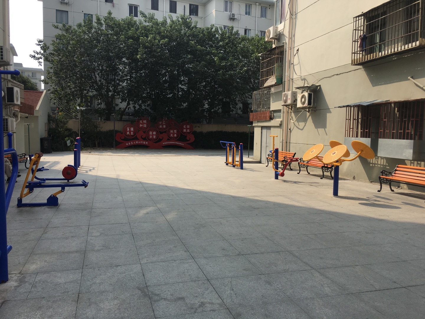 靜安區(qū)彭浦新村街道三泉路1015弄居委健身點
