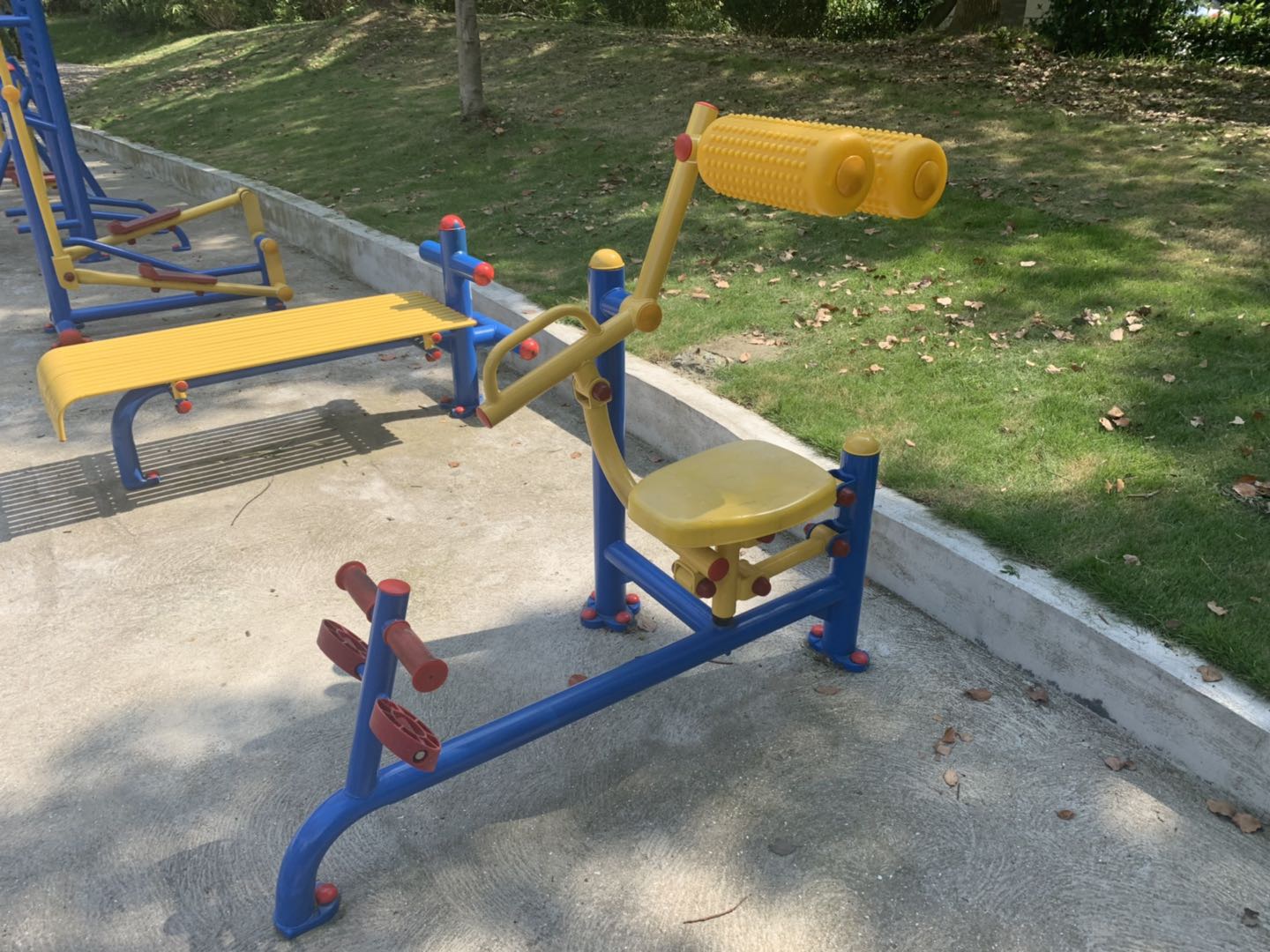 自重腹背鍛煉器