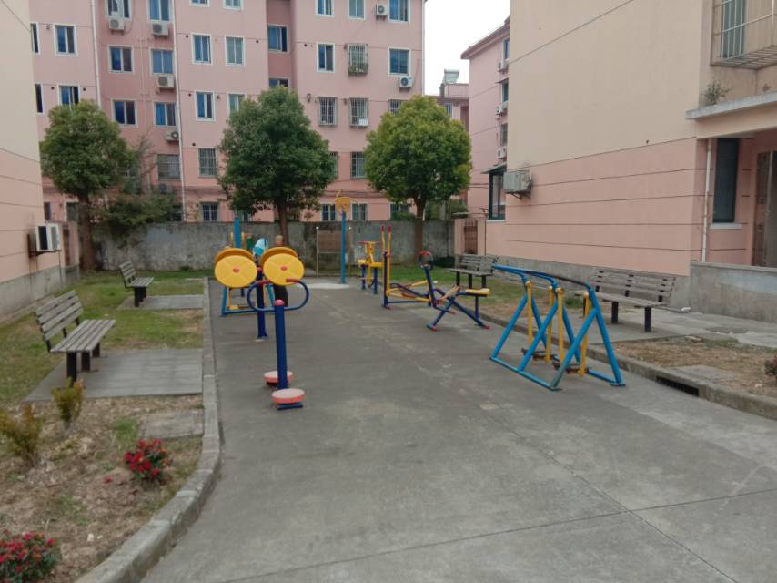 江鎮(zhèn)居委新生苑92弄8號(hào)西側(cè)健身路徑