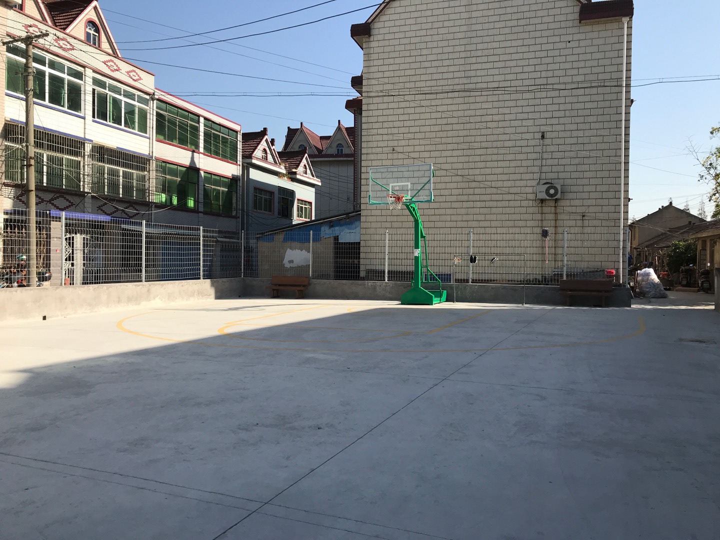 濱一居委6組傅家宅86號(hào)西休閑廣場(chǎng)籃球場(chǎng)