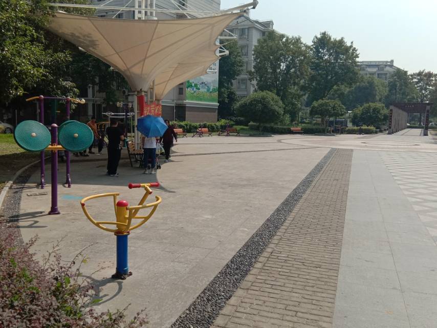 江秋翠鑫苑一區(qū)健身點