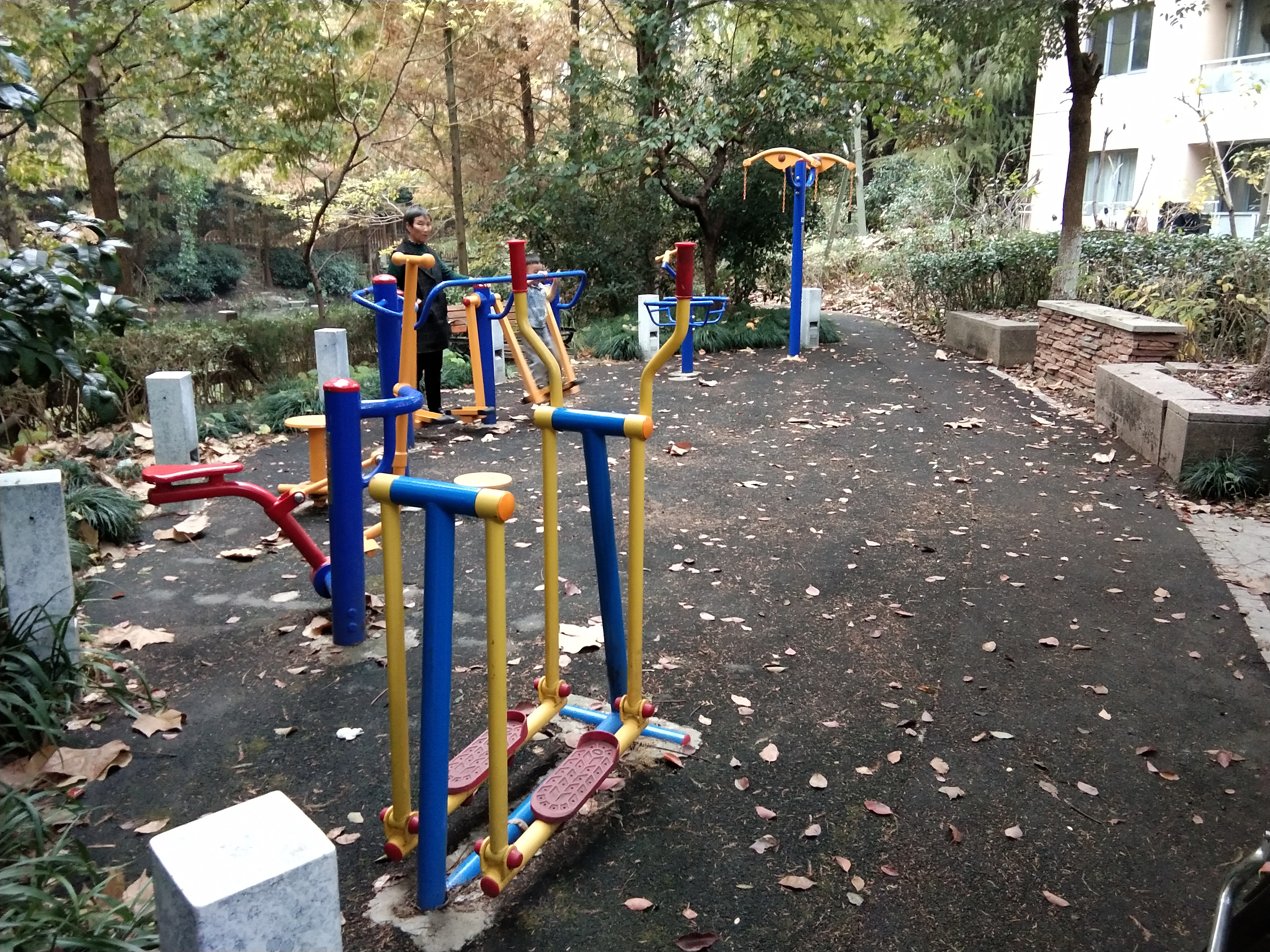 匯騰南苑612弄22-23后健身器材