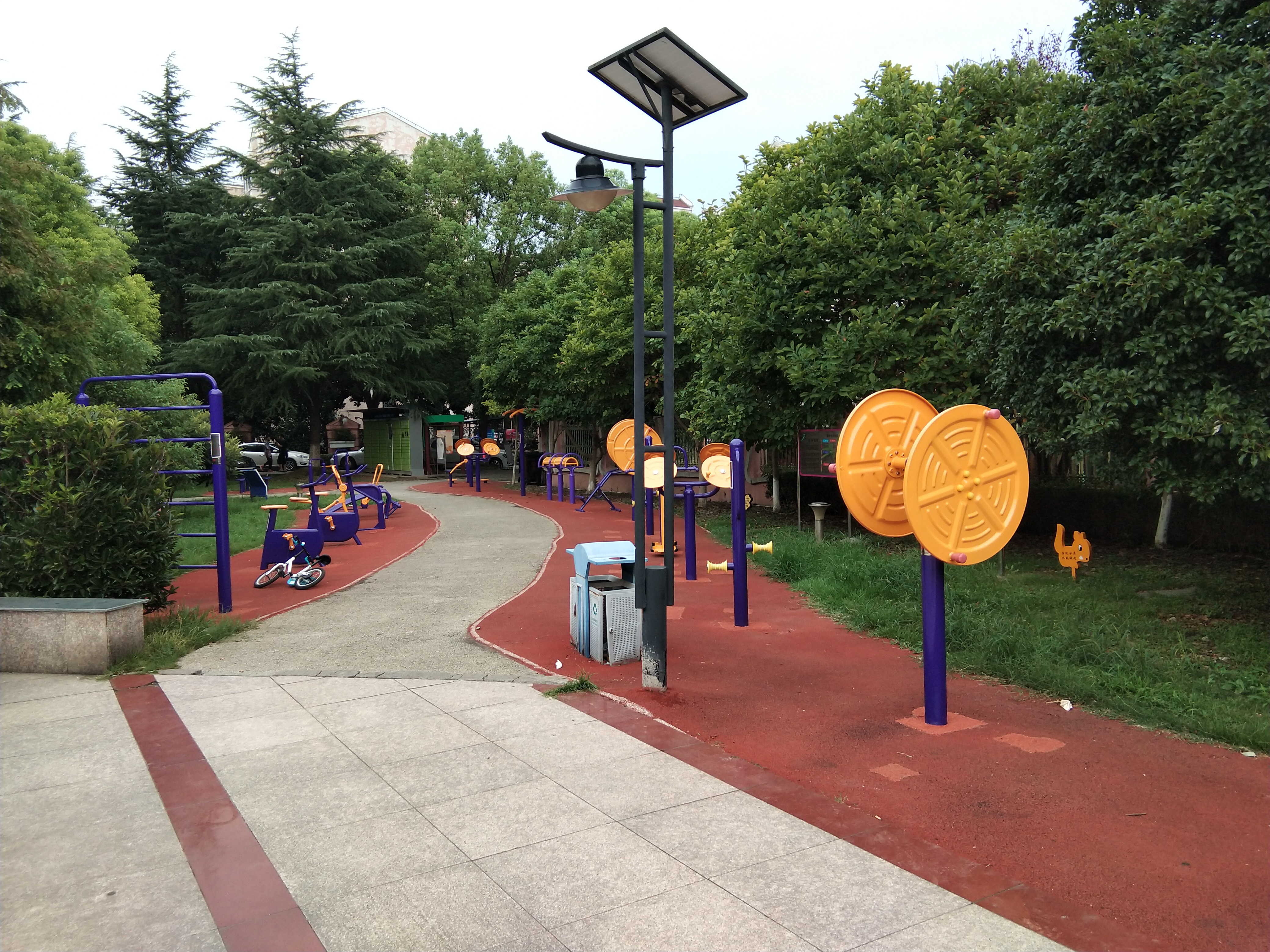 西部花苑西部一區(qū)廣場健身苑