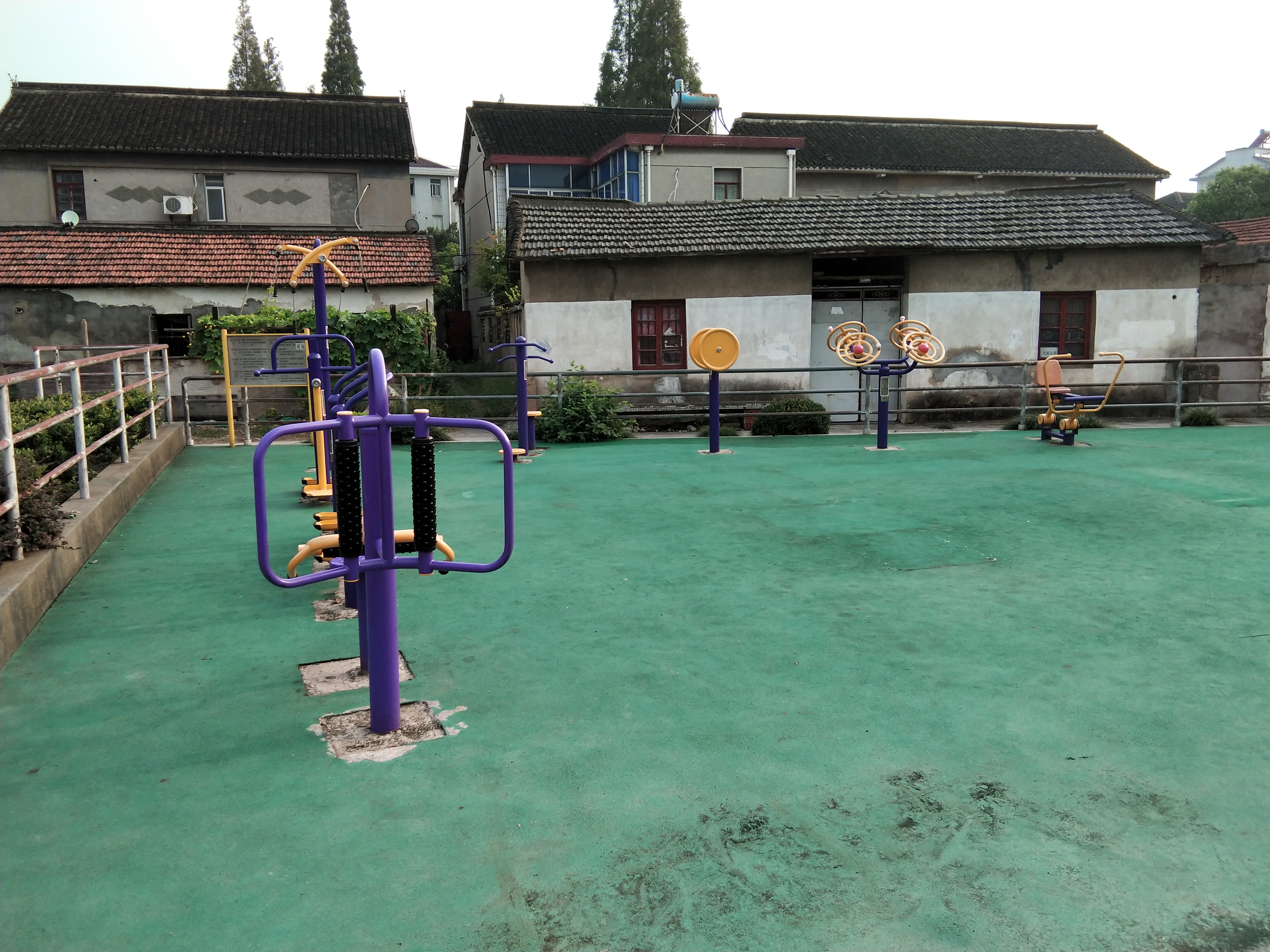 重固鎮(zhèn)小型運動場健身苑點