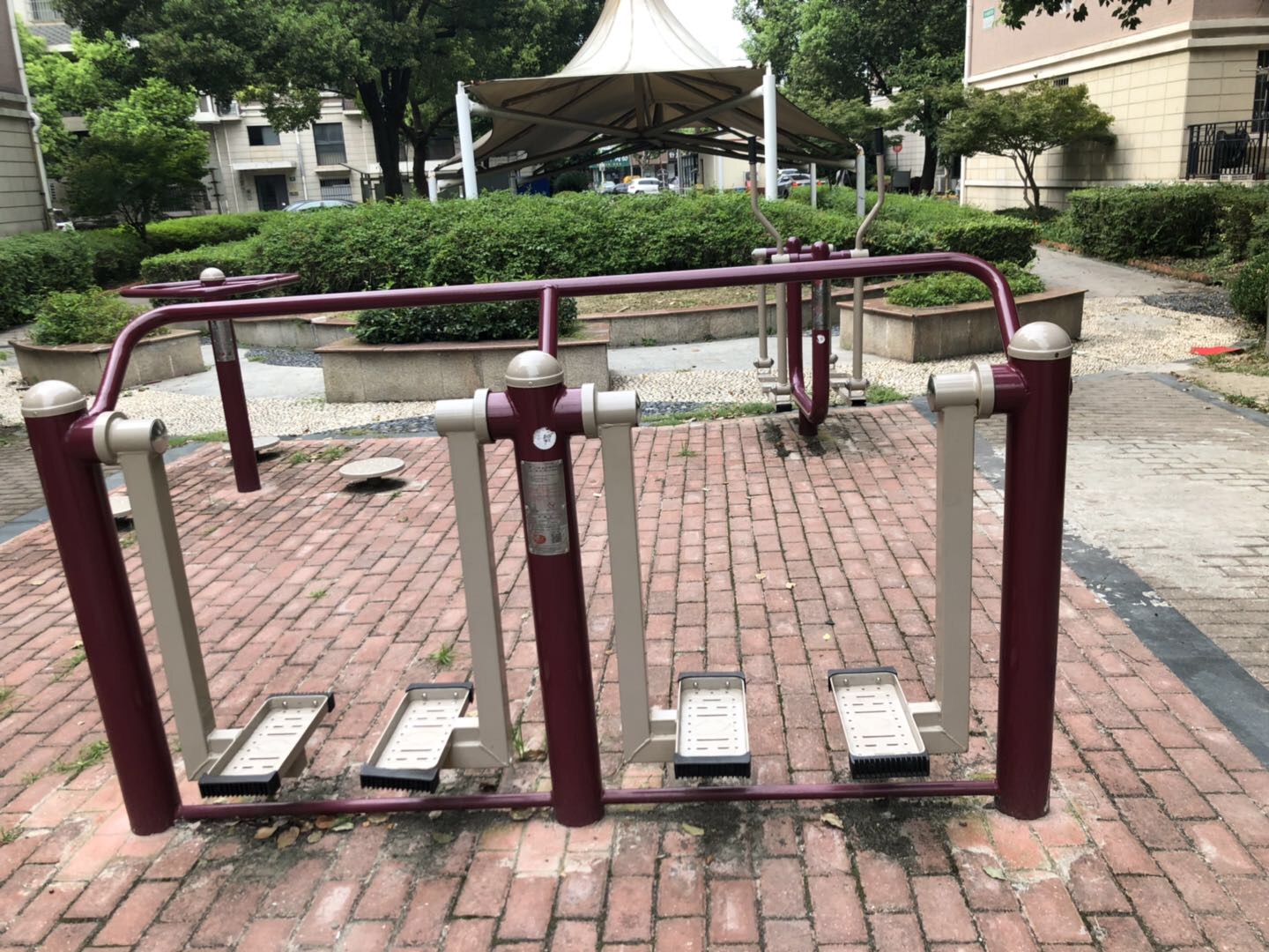 二位太空漫步機(jī)