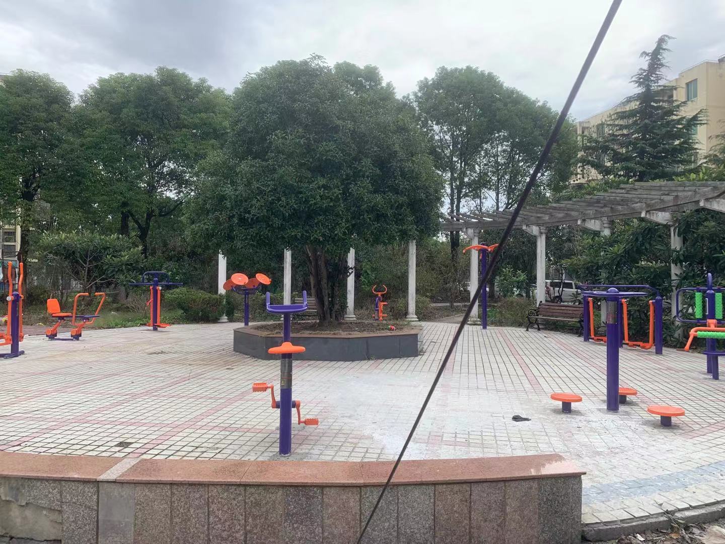 東港一居思凡馨苑1055弄（施灣三路1055弄）健身路徑