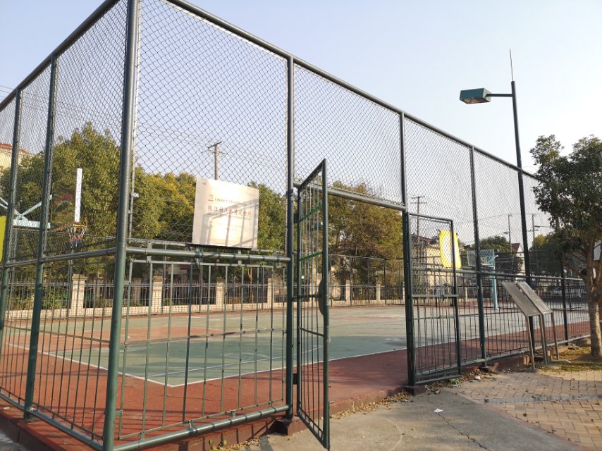 環(huán)東居委市民球場(chǎng)