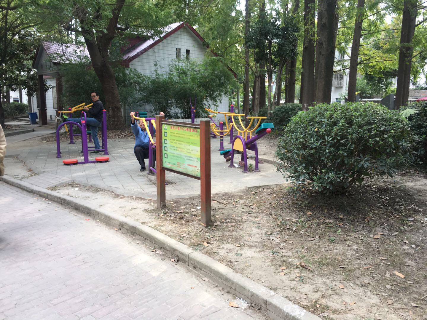 北小區(qū)健身點(diǎn)