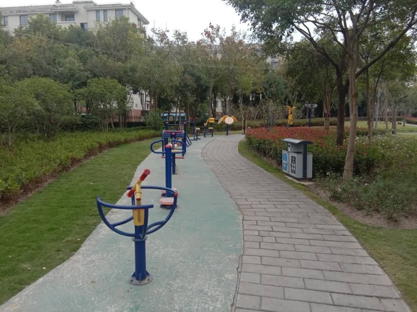 晨陽西路112西側(cè)（在小區(qū)外的空地上）健身路徑