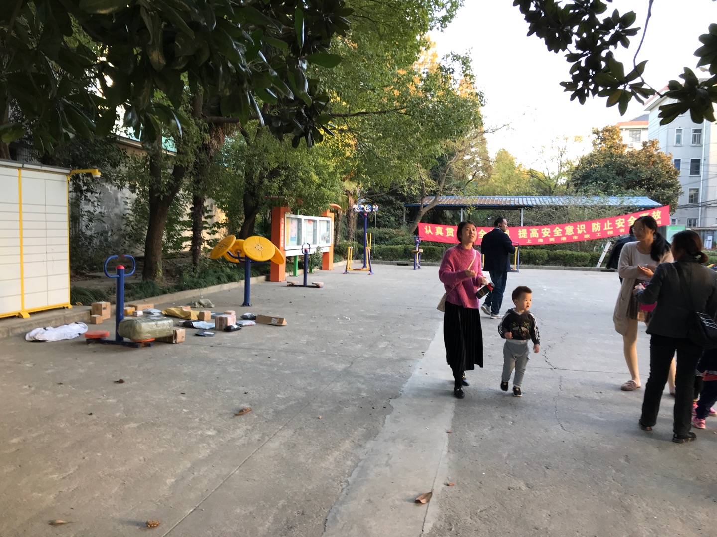 朝陽(yáng)居委鹽朝公路1446號(hào)（朝農(nóng)新村內(nèi)）健身路徑