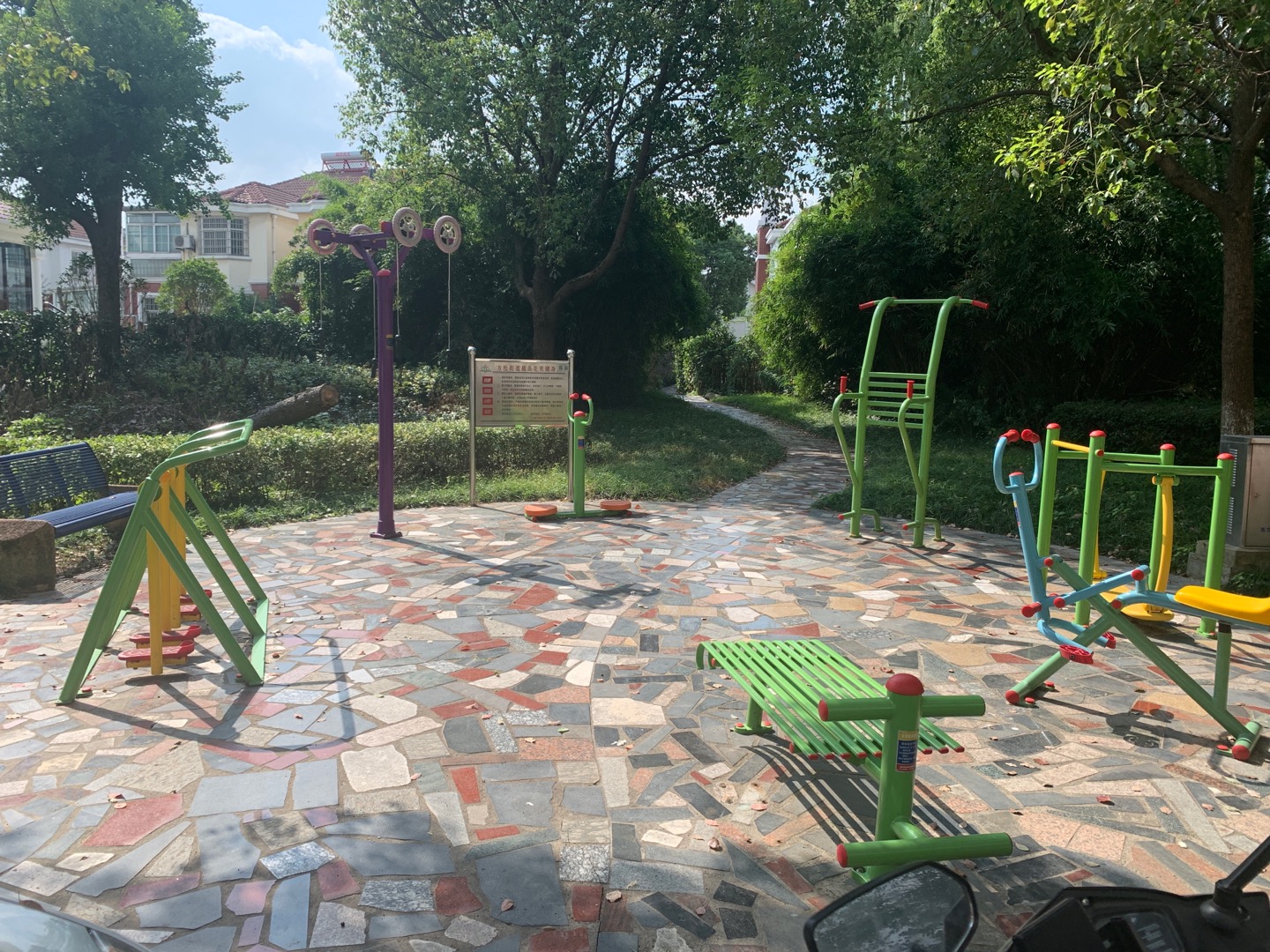 晨島花苑門口健身點(diǎn)