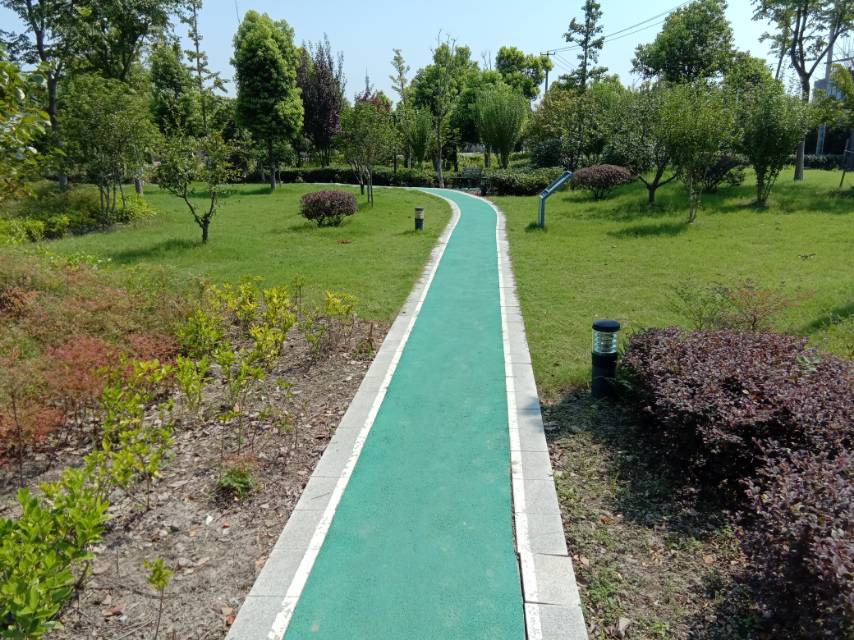 倉(cāng)場(chǎng)村體育公園健身步道