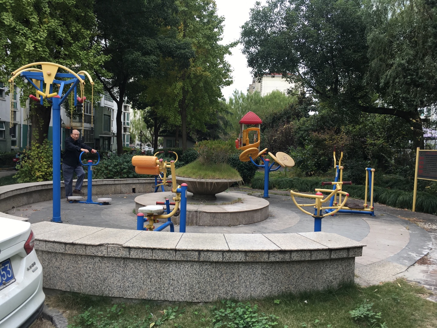 海陽(yáng)居委靈巖南路380弄健身點(diǎn)