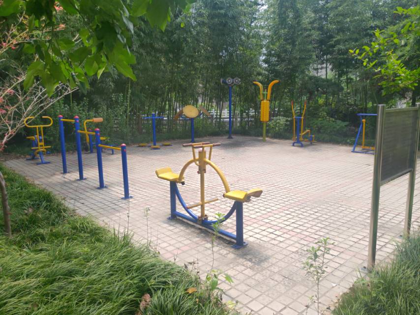 方翔社區(qū)沁園別墅101弄76號(hào)前健身點(diǎn)
