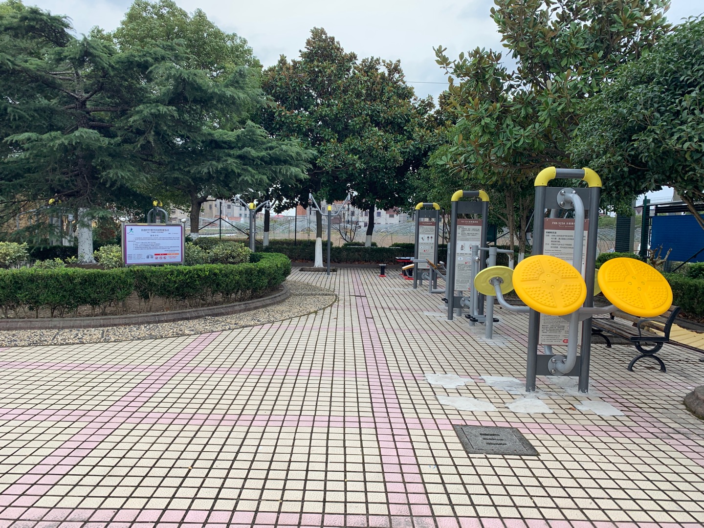 新路村村委市民益智健身點