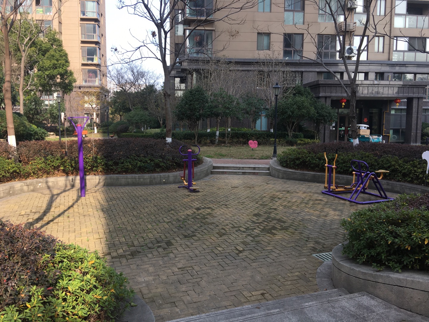 常發(fā)豪庭小區(qū)3號(hào)樓南側(cè)老年康樂設(shè)施市民健身點(diǎn)