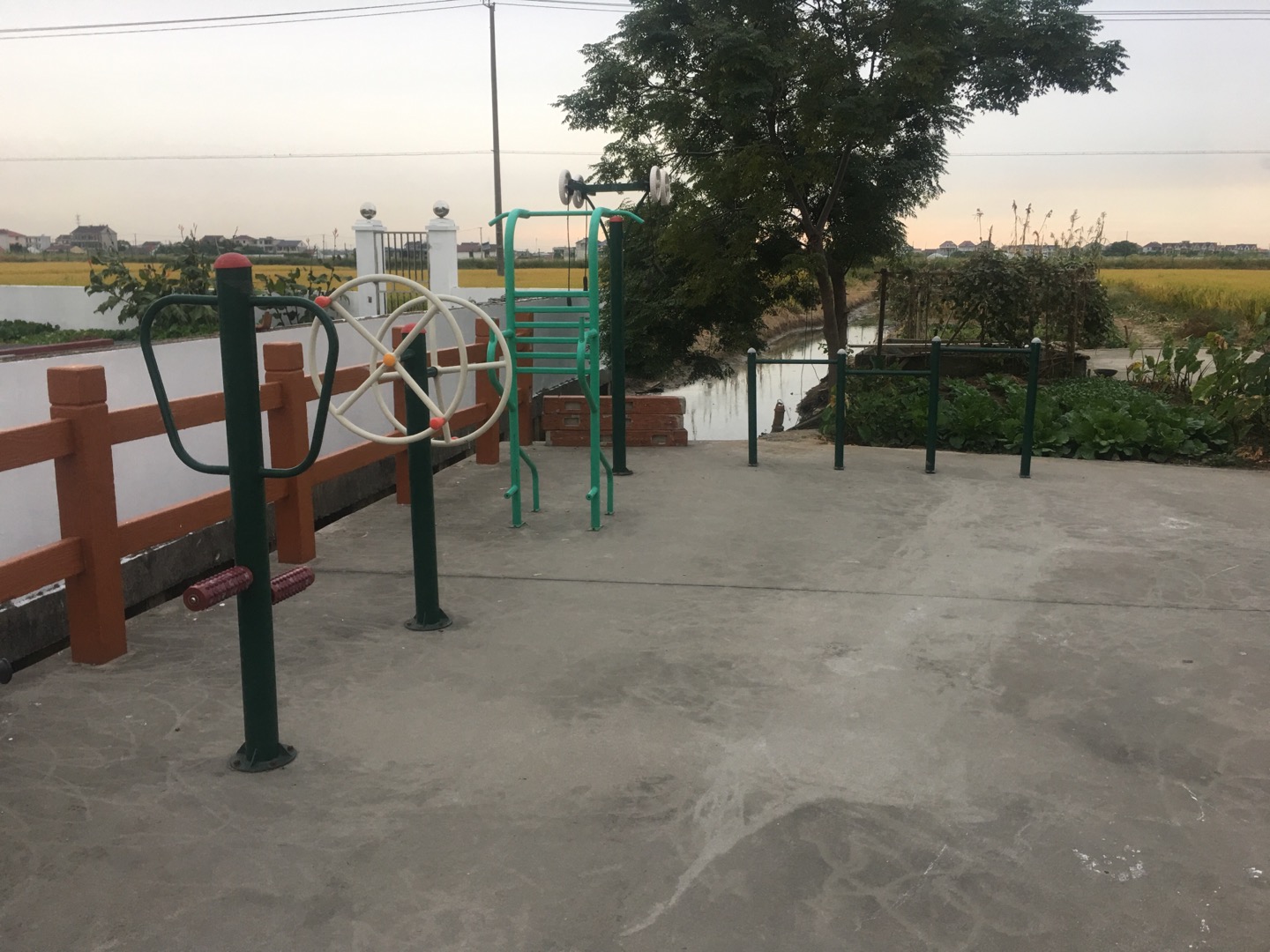 老港鎮(zhèn)欣河村民委員會煙墩7組健身苑點
