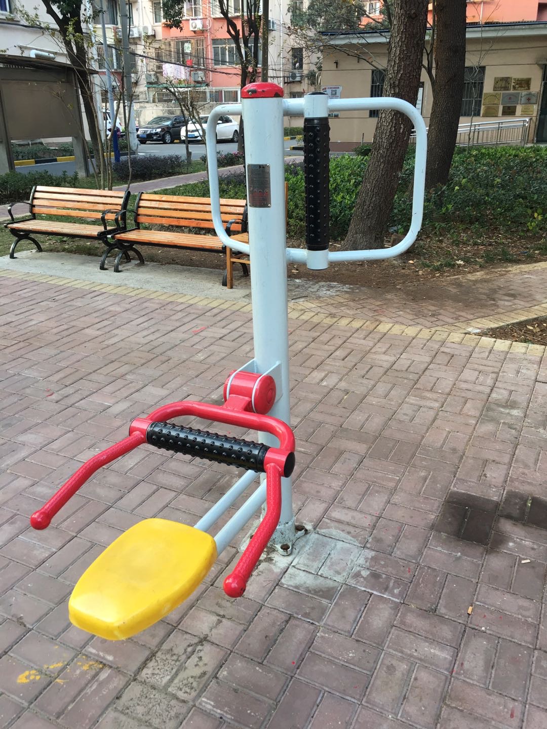 坐式腰背按摩器