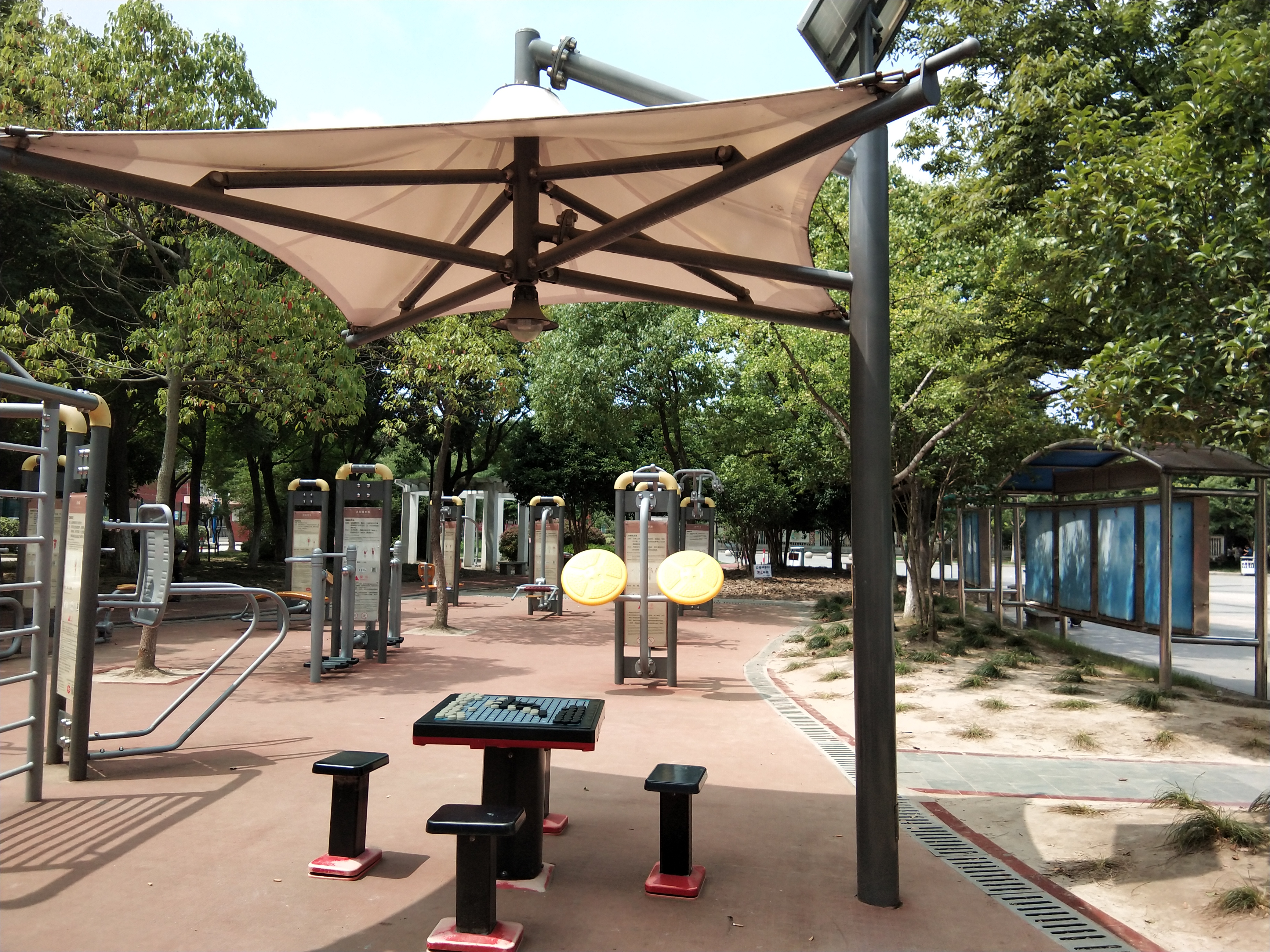 太陽能燈光遮陽棚