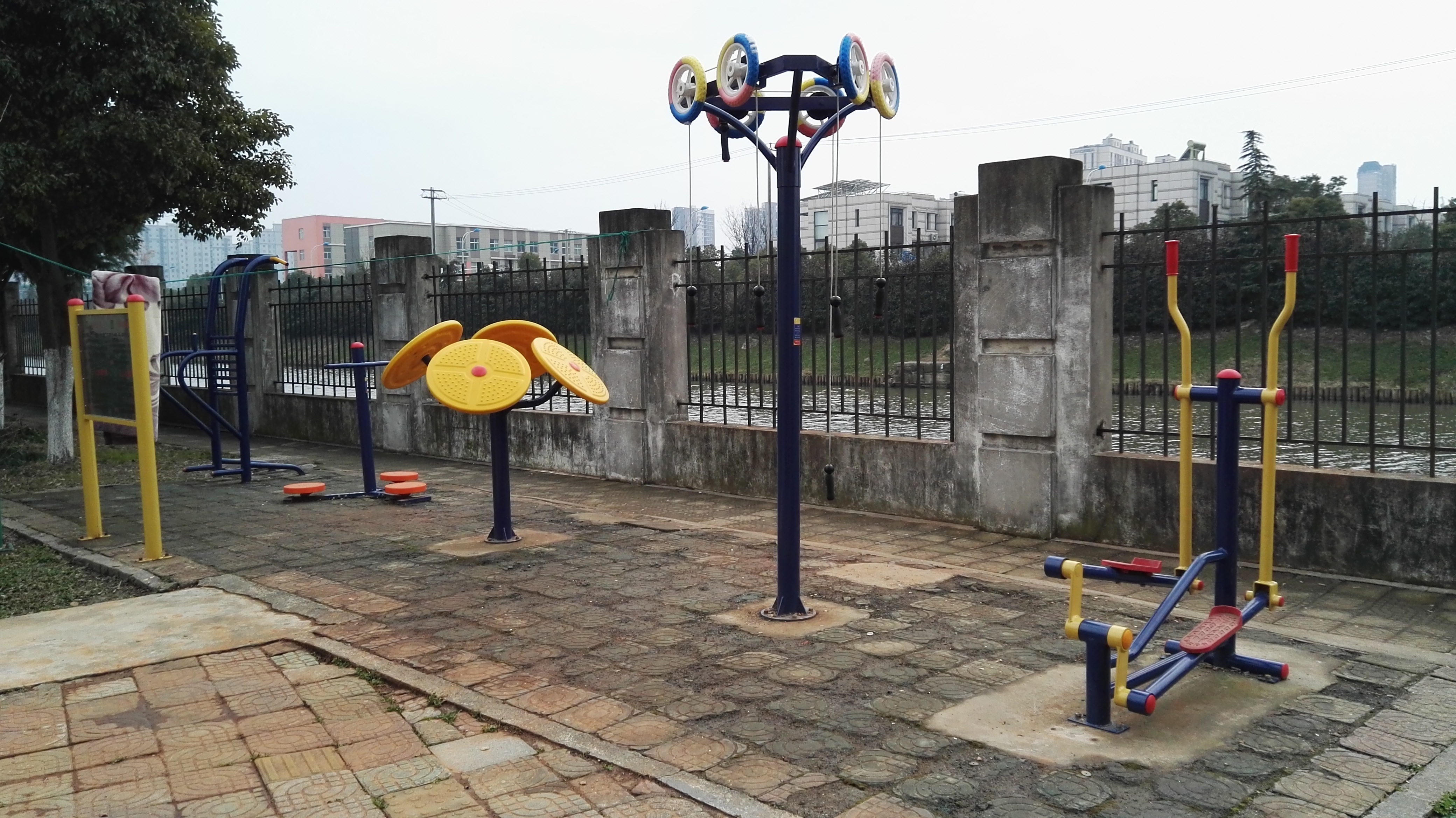 陽光苑三區(qū)健身點