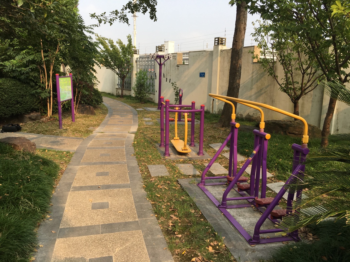 閔行區(qū)虹橋鎮(zhèn)明泉璞苑健身點(diǎn)