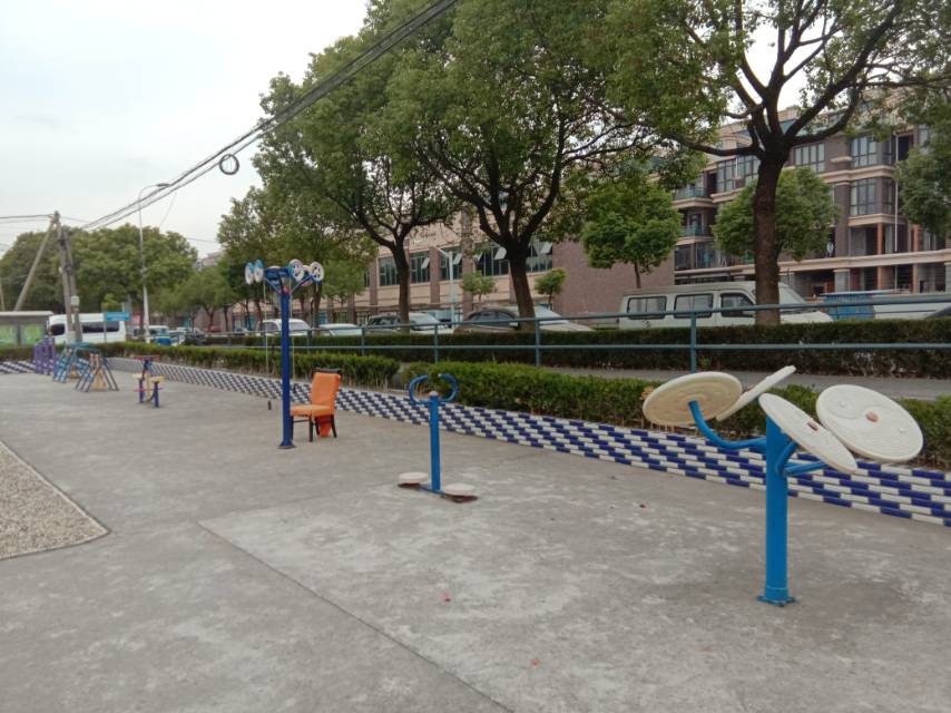 衛(wèi)東村新村128號(hào)后健身路徑