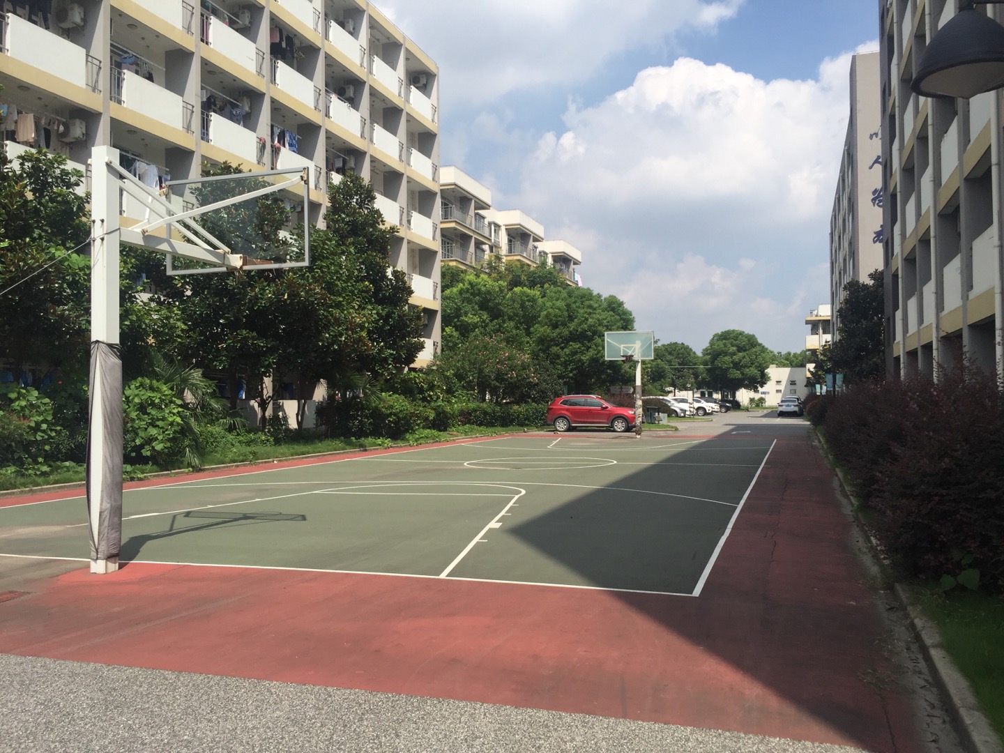 華騰公寓籃球場