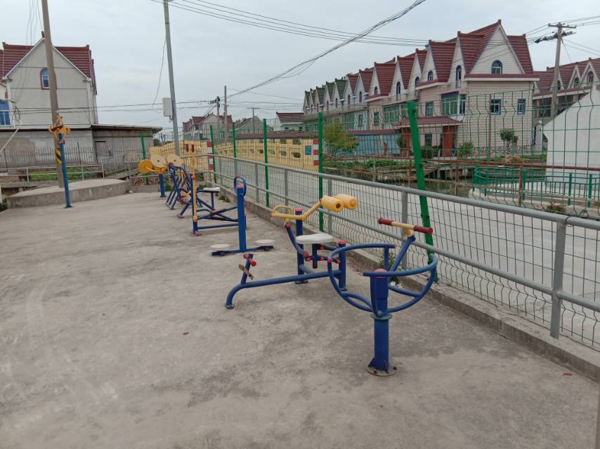 新東村19組競(jìng)新575號(hào)對(duì)面健身路徑