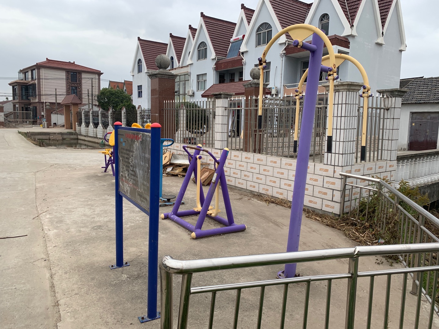 萬(wàn)祥鎮(zhèn)新路村健身點(diǎn)