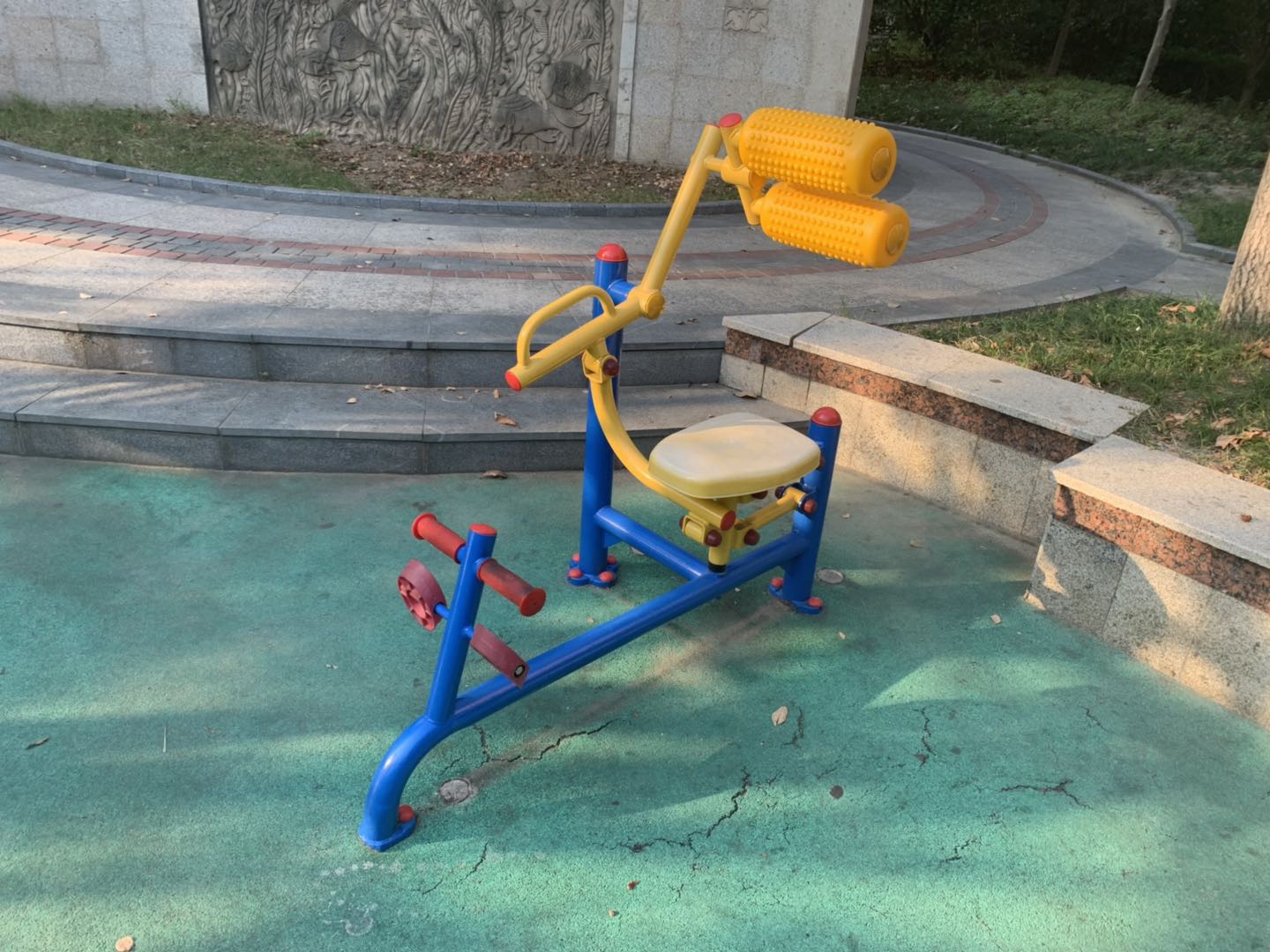 自重腹背鍛煉器