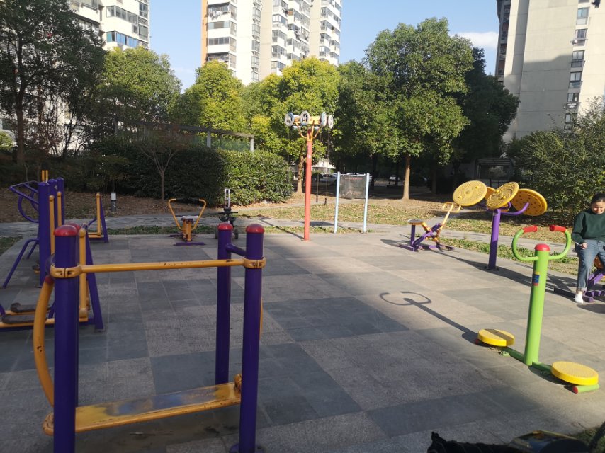 南馨佳苑37號樓南側(cè)