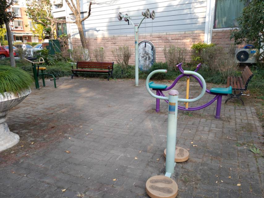 證一小區(qū)健身點(diǎn)