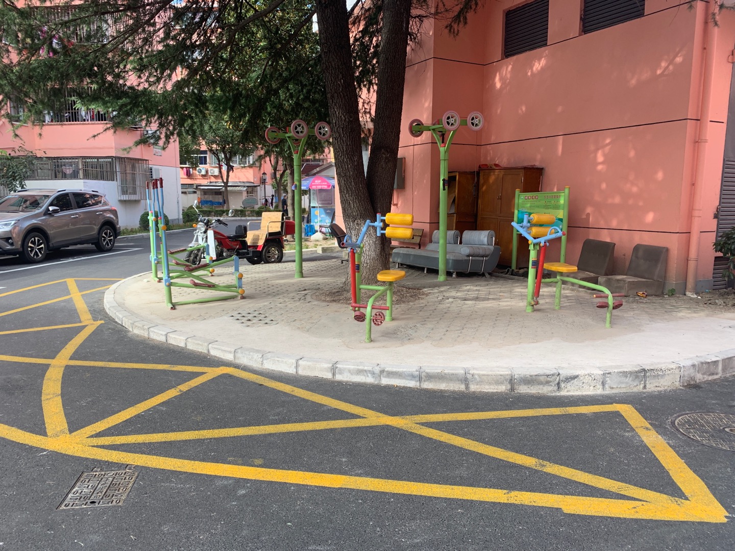 東五小區(qū)健身點